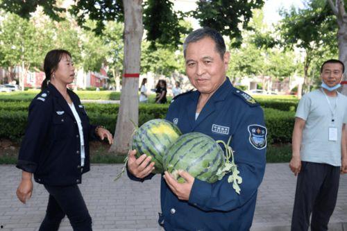 今日吃瓜大学生,吃瓜大学生热议校园新鲜事
